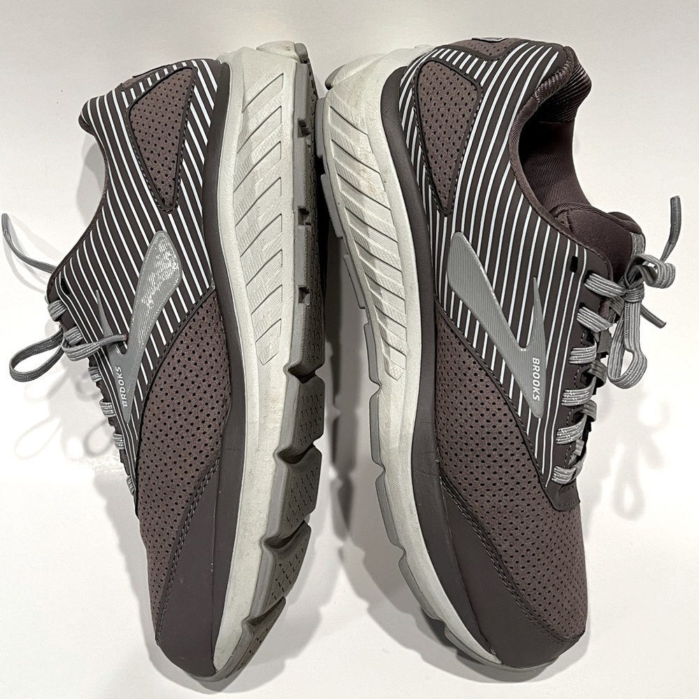BROOKS ATHLETIC SHOES Taupe/Gray Size: 9